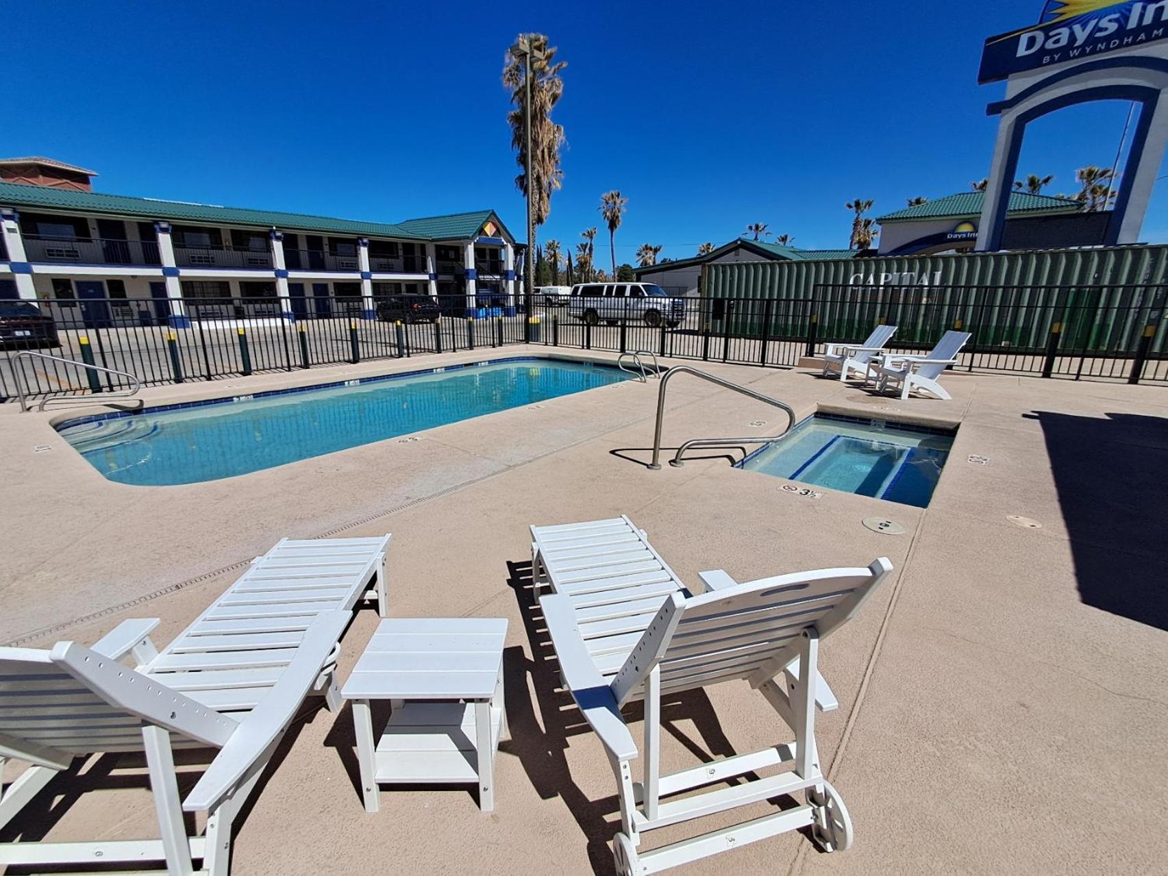 Days Inn By Wyndham Safford, Az Exteriör bild